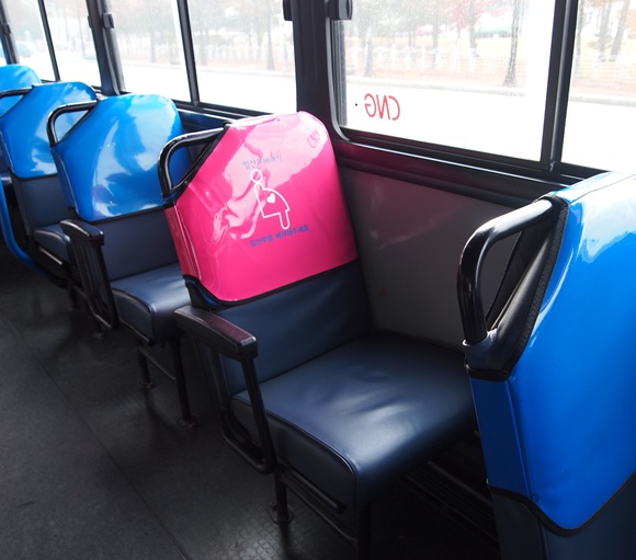 시내버스 핑크색좌석은 임산부전용입니다!