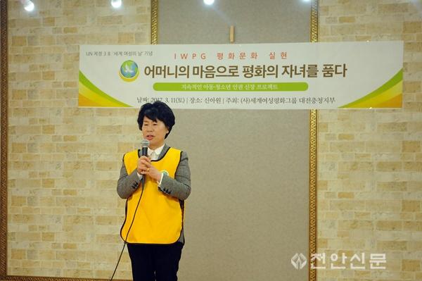 사회복지법인 신아원 봉사 활동에서 아이들과 인사나누는 김행금 천안시의원..JPG