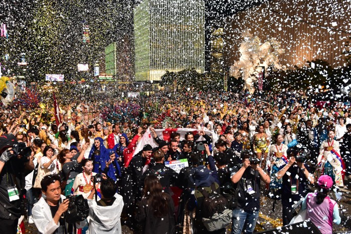 14일 천안흥타령춤축제2018의 거리퍼레이드가 신부동 버스터미널 앞에서 열렸다. 비가 내렸으나 많은 인파가 몰려 거대한 춤 판이 벌어졌다 (1).jpg