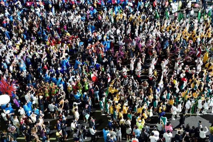 14일 천안흥타령춤축제2018의 거리퍼레이드가 신부동 버스터미널 앞에서 열렸다. 비가 내렸으나 많은 인파가 몰려 거대한 춤 판이 벌어졌다 (2).jpg