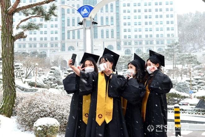 취소된 졸업식, 백석문화대 졸업생들 눈 속에서 사진촬영 (2).JPG